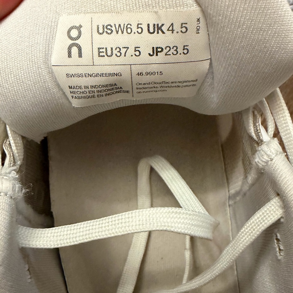 On Running Classic White Lace-Up Shoes - Picture 3 of 7